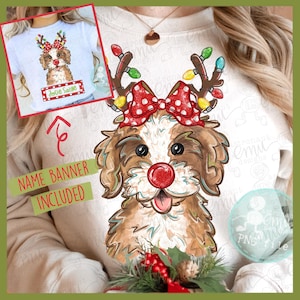 Puede incluir: Ilustración festiva de un perro con pelaje marrón y blanco, que lleva un lazo rojo con lunares blancos y cuernos de reno adornados con luces de colores. El perro tiene una nariz roja y una pancarta que dice "Name Banner Included".