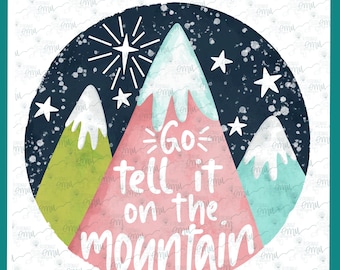 Puede incluir: Una ilustración de acuarela de tres montañas con una estrella encima. Las montañas son rosadas, verdes y azules. El texto "Go tell it on the mountain" está escrito en la montaña rosada.