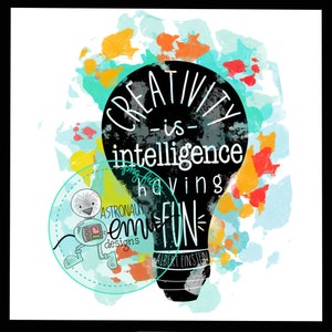 Puede incluir: Una bombilla negra con el texto "CREATIVITY -is- intelligence having FUN" y la cita "ALBERT EINSTEIN" sobre un fondo de acuarela colorido.