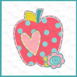 Könnte beinhalten: Ein roter Apfel mit einem Herz und einer Blume darauf. Der Apfel hat ein blaues und weißes Punkte-Muster. Das Herz ist rosa mit gelben Nähten. Die Blume ist rosa mit einer blauen Mitte und gelben Blättern.