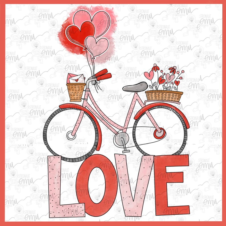 Pu&ograve; includere: Una bicicletta rosa con un cestino pieno di fiori e una lettera, decorata con cuori rossi e palloncini, con la parola "LOVE" in lettere rosse e rosa.