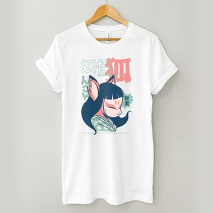 Peut inclure: T-shirt blanc avec un imprim&eacute; graphique d'un kitsune (esprit renard japonais) portant un masque et un kimono &agrave; motifs vert et blanc. Le texte "Kitsune" et des caract&egrave;res japonais sont imprim&eacute;s sur le t-shirt.
