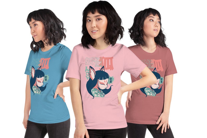 Peut inclure: Trois femmes portant des t-shirts avec un dessin de renard de bande dessin&eacute;e portant un masque. Les chemises sont en bleu, rose et rouge.