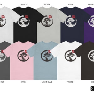 Puede incluir: Un conjunto de diez camisetas con una ilustraci&oacute;n en blanco y negro de un bons&aacute;i en un c&iacute;rculo con la palabra japonesa "Zen" en rojo. Las camisetas est&aacute;n disponibles en diez colores diferentes: ceniza, negro, plata, azul marino, morado de equipo, asfalto, rosa, azul claro, blanco y marr&oacute;n.