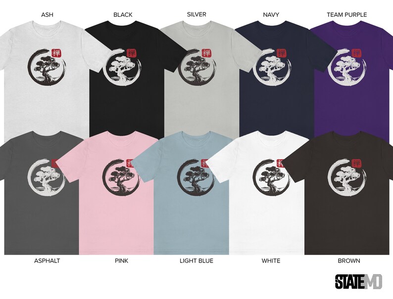 Puede incluir: Un conjunto de diez camisetas con una ilustraci&oacute;n en blanco y negro de un bons&aacute;i en un c&iacute;rculo con la palabra japonesa "Zen" en rojo. Las camisetas est&aacute;n disponibles en diez colores diferentes: ceniza, negro, plata, azul marino, morado de equipo, asfalto, rosa, azul claro, blanco y marr&oacute;n.