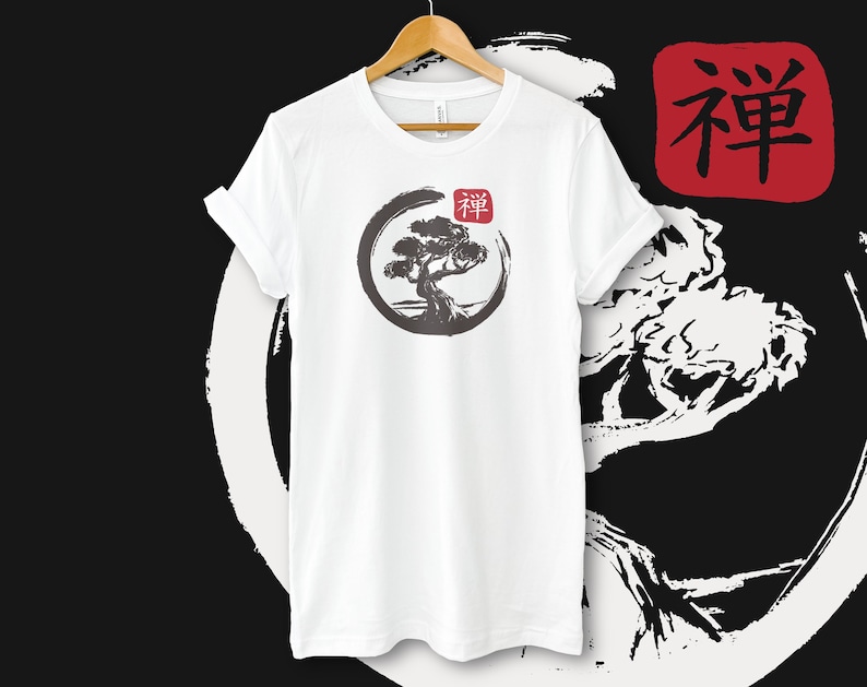 Puede incluir: Camiseta blanca con una ilustraci&oacute;n en blanco y negro de un &aacute;rbol en un c&iacute;rculo con la palabra "Zen" en caracteres japoneses. La palabra "Zen" tambi&eacute;n est&aacute; escrita en rojo sobre un cuadrado rojo en la esquina superior derecha de la imagen.