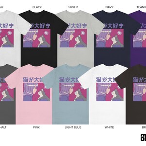 Puede incluir: Una colecci&oacute;n de diez camisetas de varios colores con un gr&aacute;fico de una chica con el pelo morado y un gato. El texto en las camisetas dice "猫が大好き", que se traduce como "Me encantan los gatos" en ingl&eacute;s.