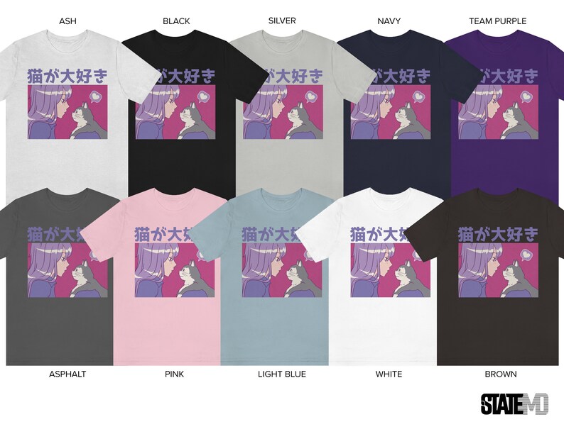 Puede incluir: Una colecci&oacute;n de diez camisetas de varios colores con un gr&aacute;fico de una chica con el pelo morado y un gato. El texto en las camisetas dice "猫が大好き", que se traduce como "Me encantan los gatos" en ingl&eacute;s.