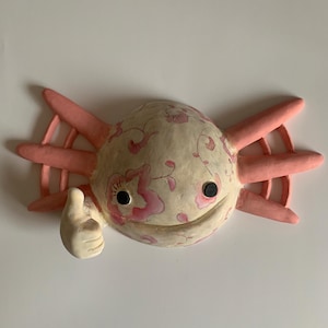 Axolotl-sculptuur, keramiek aan de muur, keramische axolotl, keramische sculptuur, bloemen keramiek, axolotl baby, roze axolotl, axolotl keramiek
