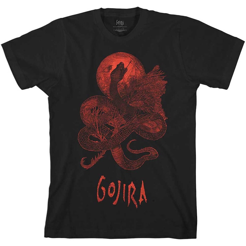 Puede incluir: Camiseta negra con un gr&aacute;fico rojo de una serpiente envuelta alrededor de un &aacute;rbol con un sol rojo en el fondo. El texto "GOJIRA" est&aacute; impreso en rojo debajo del gr&aacute;fico.