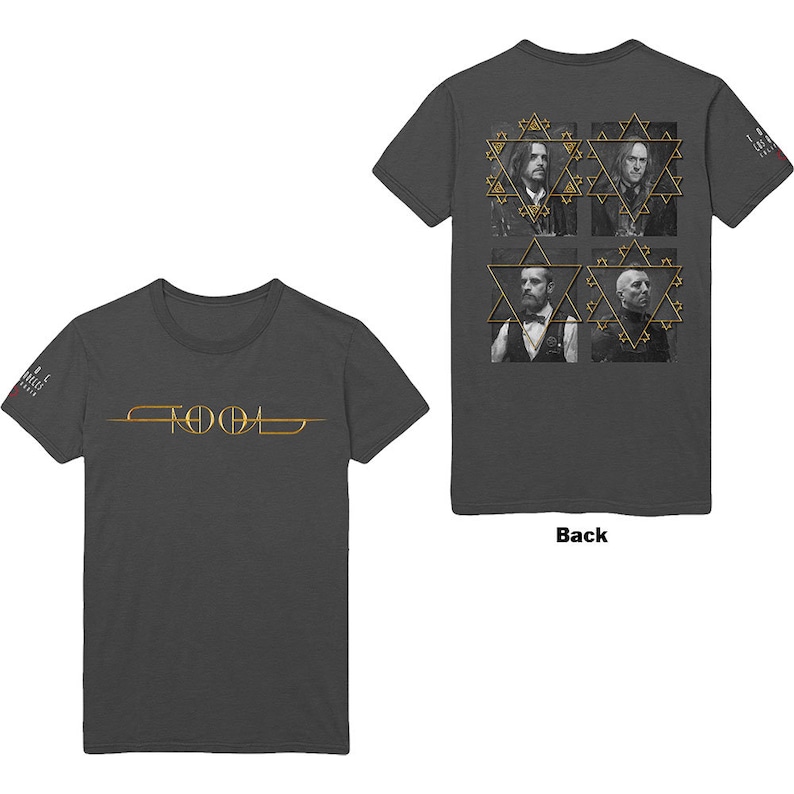 Puede incluir: Una camiseta gris oscuro con la palabra "TOOL" impresa en dorado en la parte delantera. La parte posterior de la camiseta presenta un dise&ntilde;o de cuatro formas geom&eacute;tricas doradas con im&aacute;genes de cuatro personas dentro de cada forma.