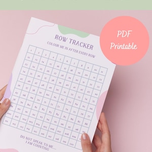 Könnte beinhalten: Ein druckbarer Häkelreihenzähler mit einem Raster von Zahlen von 1 bis 120. Das Raster ist von bunten abstrakten Formen und dem Text "ROW TRACKER" und "COLOUR ME IN AFTER EVERY ROW" umgeben. Der Text "PDF Printable" befindet sich in einem rosa Kreis oben rechts auf der Seite.