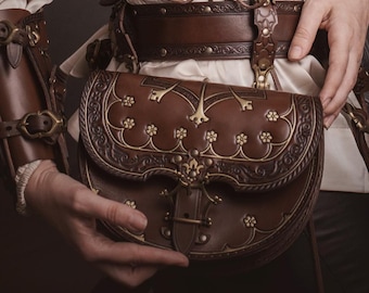 Bolsa de cuero renacentista con bandolera y soportes. Bolsa de cinturón medieval para feria renacentista. Accesorio para disfraz de rol en vivo.