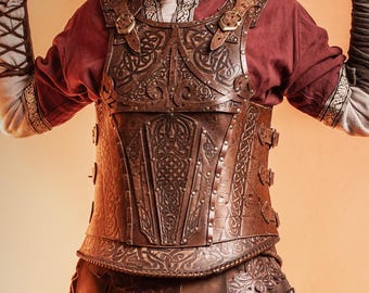 Vikingpantser. Bruinleren harnas geïnspireerd op de god baldur