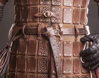 Cinturón medieval de cuero. Cinturón de caballero con hebilla de latón y nudos repujados. Cinturón de fantasía para LARP.