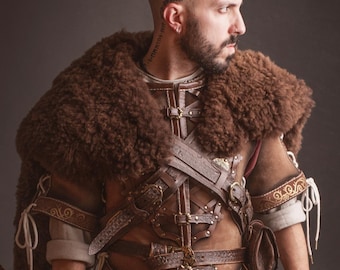 Capa vikinga de piel de oveja natural con correas estilo celta