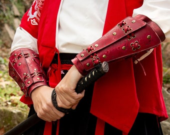 Brassards en cuir rouge de samouraï pour GN. Armure de GN style samouraï