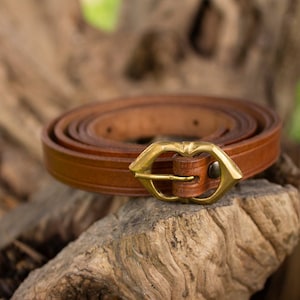 Medieval leather belt measure, basic accesory for Larp or cosplay. Medieval belt in leather red, black and brown color