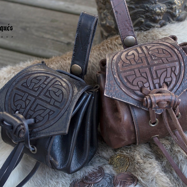 Wikinger-Gürteltasche aus Leder. Schwarze nordische Ledertasche für Larp mit heidnischen Knoten