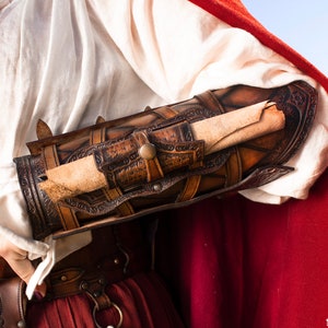 Porta rotolo in pelle marrone per larp. Strega, mago o alchimista arcano