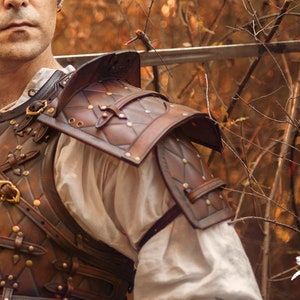 Larp Hombrera de cuero marrón. Estilo medieval, fantástico para rol en vivo cosplay basado en The Witcher