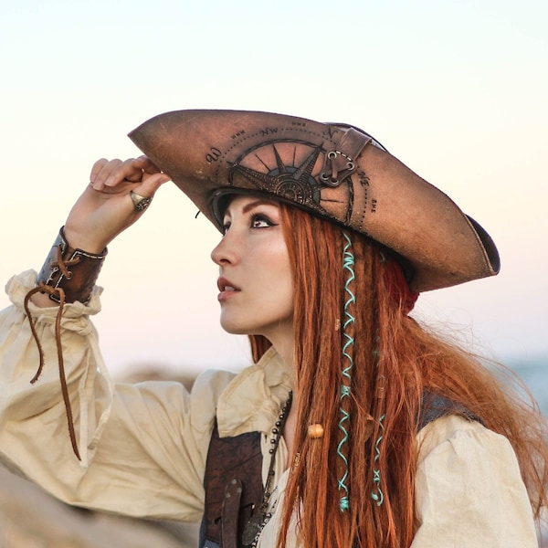 Chapeau de pirate. Tricorne en cuir inspiré de Jack Sparrow dans Pirates des Caraïbes. Chapeau de GN en cuir Black Sails.