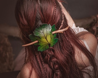 Pasador de pelo de hoja de cuero hecho a mano. Pasador estilo cottagecore con palo de madera.