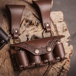 Brązowy skórzany uchwyt na mikstury. Średniowieczna sakiewka na pas dla alchemika.