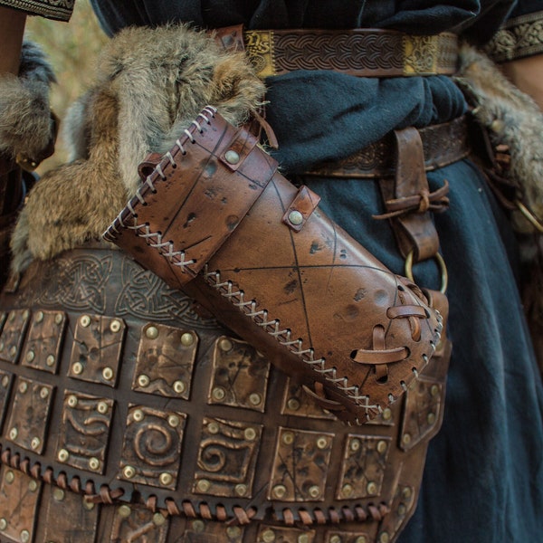 LARP Blikjeshouder leer. Handgemaakte accessoire voor Viking, Keltische, barbaarse, heidense of middeleeuwse cosplay