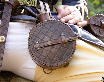 Leather LARP canteen. 700ml capacity, useful for LARP, Renaissance Fair, cosplay, steampunk.