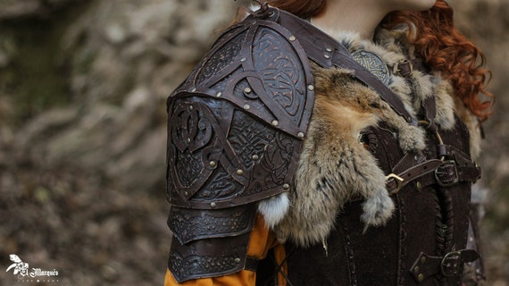Déguisement viking fantaisie en cuir pour GN ou cosplay. Epaulière  d'inspiration nordique avec gravures de nœuds. -  France