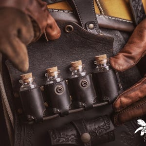 Pocimero de cuero marrón con portapergaminos para larp alquimista, kit de bruja o cosplay mágico imagen 13