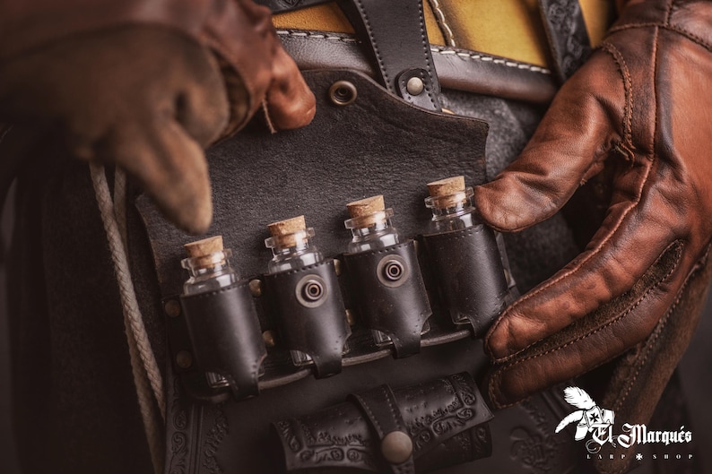 Pocimero de cuero marrón con portapergaminos para larp alquimista, kit de bruja o cosplay mágico imagen 13