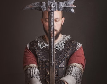 Arma LARP con martillo de poste. Arma de asta de martillo de guerra de espuma. Arma medieval de espuma. Bec de Corbin. Accesorio de cosplay seguro.
