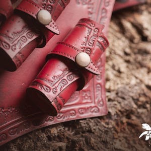 Pocimero de cuero marrón con portapergaminos para larp alquimista, kit de bruja o cosplay mágico imagen 19
