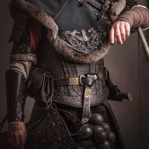 Wikinger-Gürtel aus Leder mit keltischen Gold-Details Larp Zubehör für das Wikinger Outfit. Schwarzes Design.
