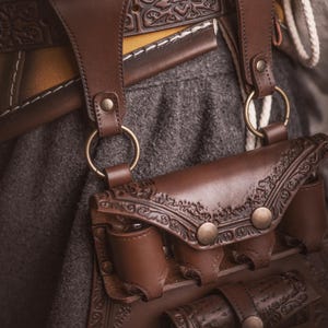 Pocimero de cuero marrón con portapergaminos para larp alquimista, kit de bruja o cosplay mágico imagen 7
