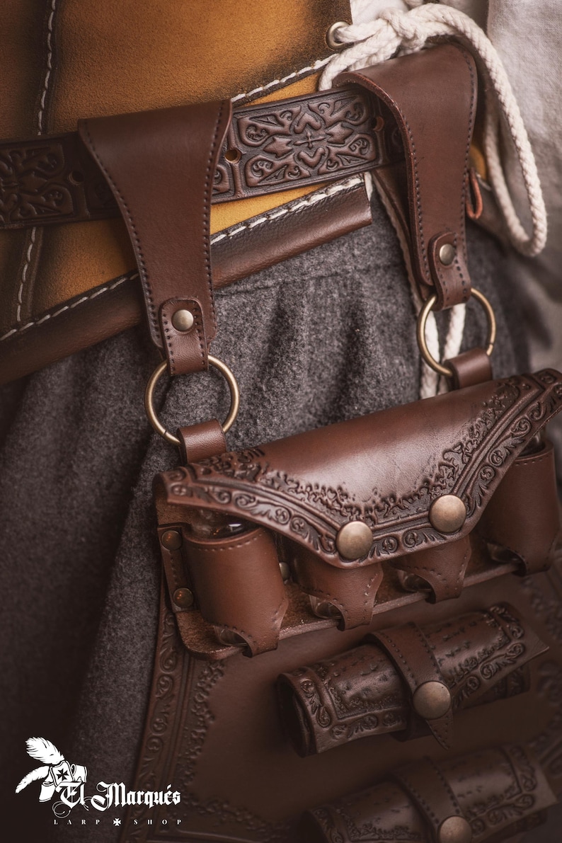 Pocimero de cuero marrón con portapergaminos para larp alquimista, kit de bruja o cosplay mágico imagen 7