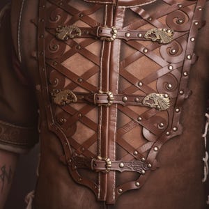 Peut inclure: Une armure de poitrine en cuir marron avec des croisillons complexes et des fermoirs m&eacute;talliques d&eacute;coratifs. L'armure pr&eacute;sente des d&eacute;tails orn&eacute;s, notamment des motifs en relief et des rivets. La conception comprend une fermeture &eacute;clair centrale et des accents m&eacute;talliques d&eacute;coratifs.
