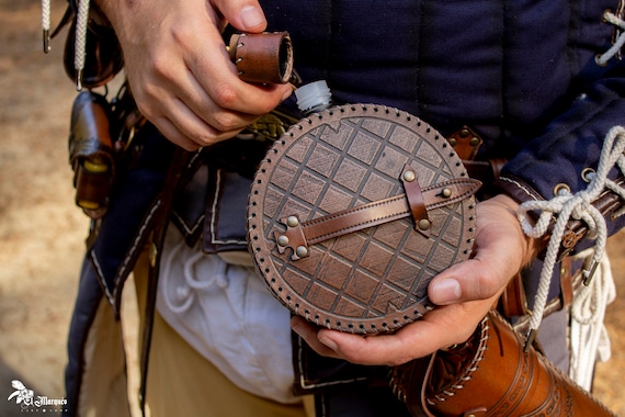 革製の LARP 水筒。容量 700 ml。LARP、ルネッサンス フェア、コスプレ