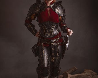 Conjunto completo de armadura renacentista de cuero negro. Armadura de caballero completa para LARP. Disfraz gótico medieval de fantasía.