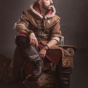 Peut inclure: Un costume en cuir marron avec garniture en fourrure, d&eacute;tails dor&eacute;s et doublure rouge. Il comprend un long manteau, des bottes hautes et des cha&icirc;nes d&eacute;coratives. L'image pr&eacute;sente une tenue m&eacute;di&eacute;vale ou fantastique, id&eacute;ale pour le cosplay.