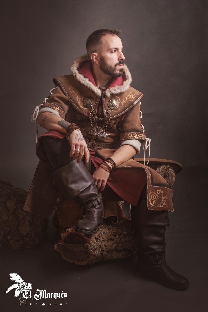 Peut inclure: Un costume en cuir marron avec garniture en fourrure, d&eacute;tails dor&eacute;s et doublure rouge. Il comprend un long manteau, des bottes hautes et des cha&icirc;nes d&eacute;coratives. L'image pr&eacute;sente une tenue m&eacute;di&eacute;vale ou fantastique, id&eacute;ale pour le cosplay.