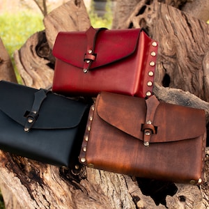 Larp belt pouch, Leather medieval bag for a Larp or steampunk cosplay. Perfect for new players. In black, red and brown.