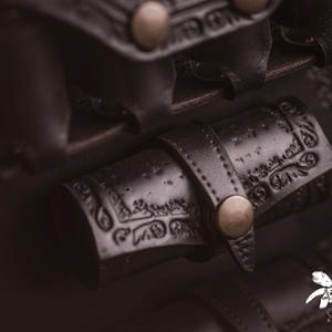 Pocimero de cuero marrón con portapergaminos para larp alquimista, kit de bruja o cosplay mágico imagen 14