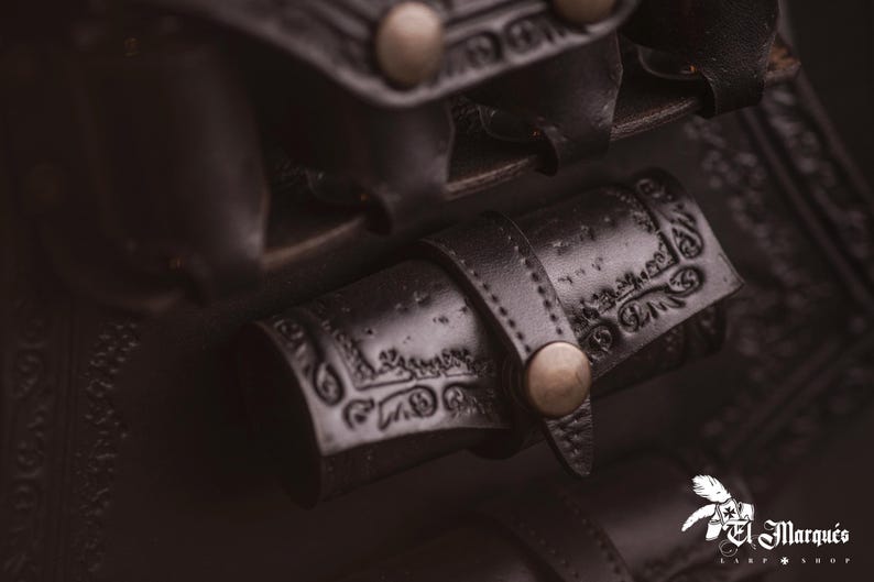 Pocimero de cuero marrón con portapergaminos para larp alquimista, kit de bruja o cosplay mágico imagen 14