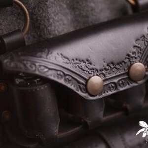 Pocimero de cuero marrón con portapergaminos para larp alquimista, kit de bruja o cosplay mágico imagen 12