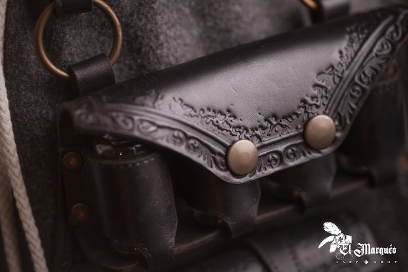 Pocimero de cuero marrón con portapergaminos para larp alquimista, kit de bruja o cosplay mágico imagen 12
