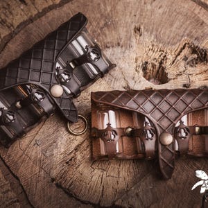 Support de potion en cuir, pochette de ceinture médiévale. Bouteilles d'apothicaire avec alchimiste