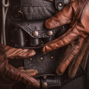 Pocimero de cuero marrón con portapergaminos para larp alquimista, kit de bruja o cosplay mágico imagen 17